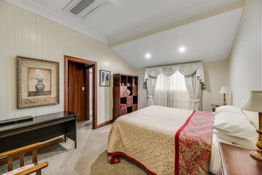 nice and comfy spacious single bed bedroom