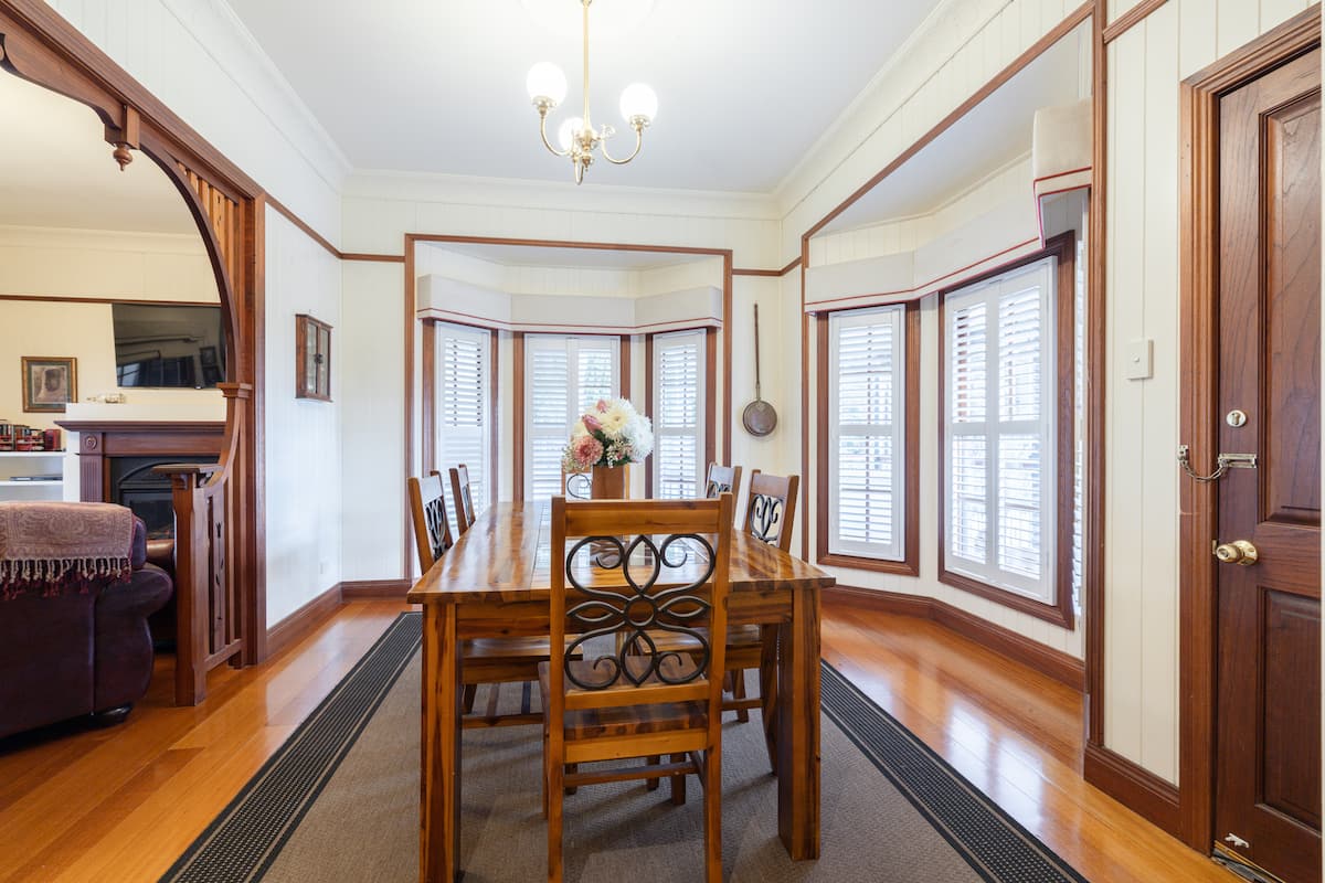 Cottage dining room with chandelier and bay window