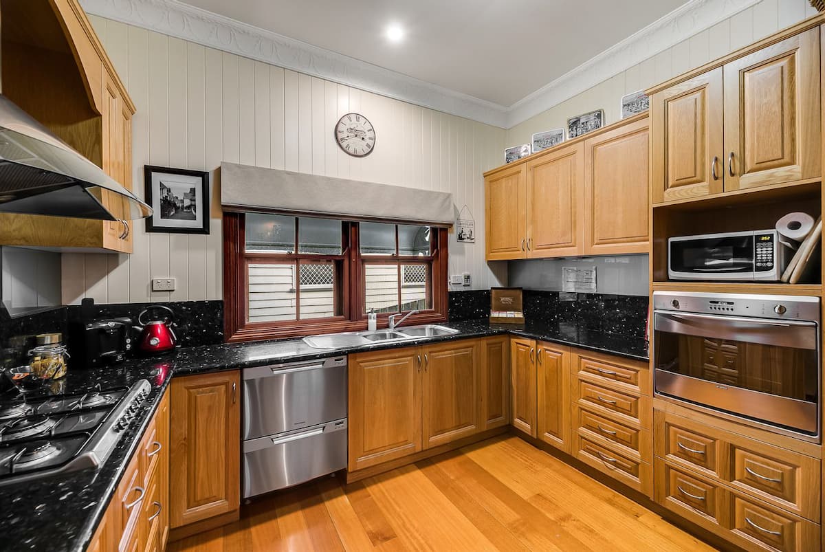 Cottage kitchen with timber cabinets and granite benchtops